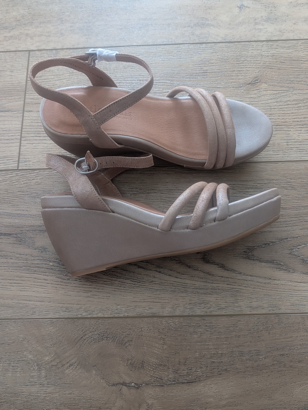 Gentle Souls Womens Tan Strappy Slingback Sandals - Picture 3 of 12